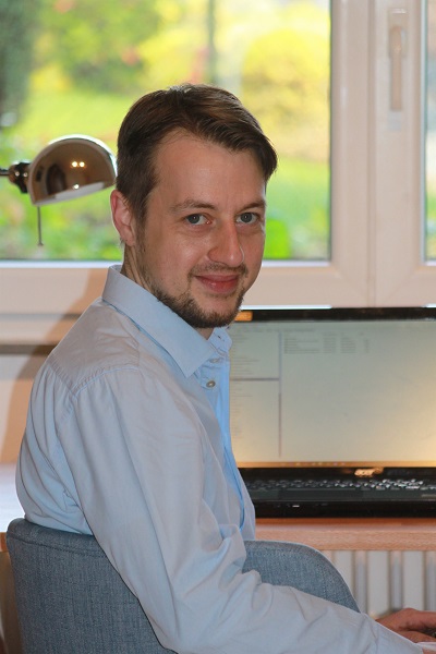 Psychologe Patrick Scheddel, Büdingen, am Schreibtisch